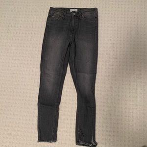 Grey skinny Levi’s lightly distressed